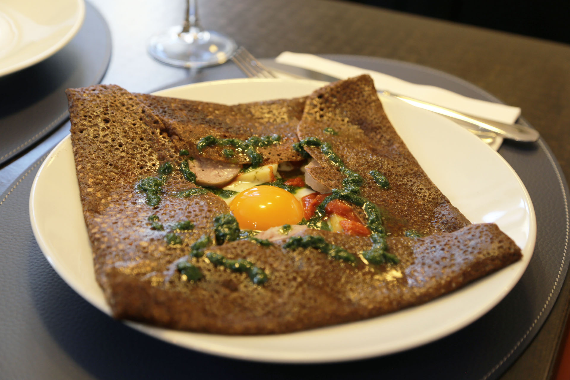 Crêpe de blé noir saucisse ail des ours
