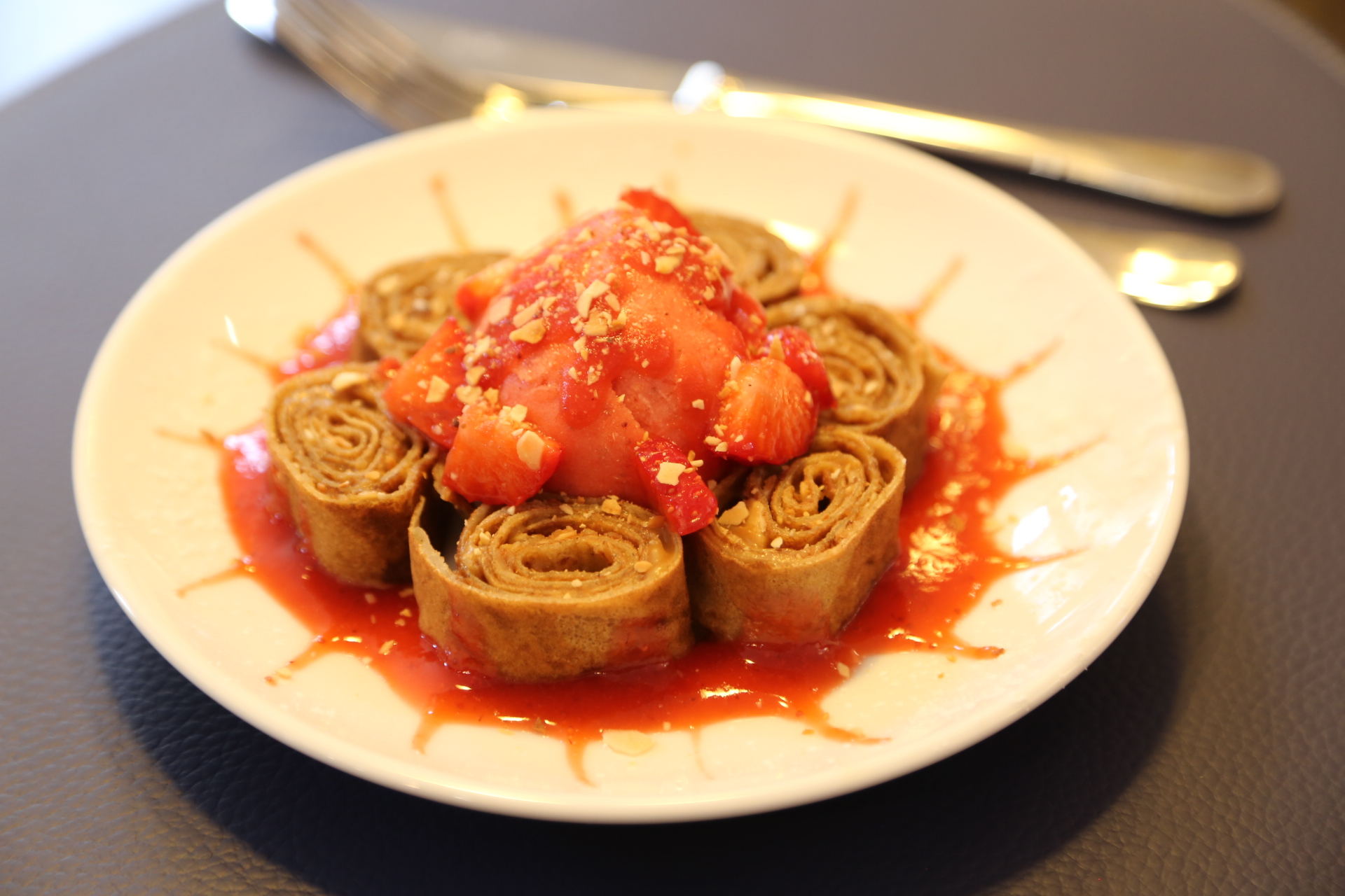 Crêpe caramel beurre salé coulis de fraises