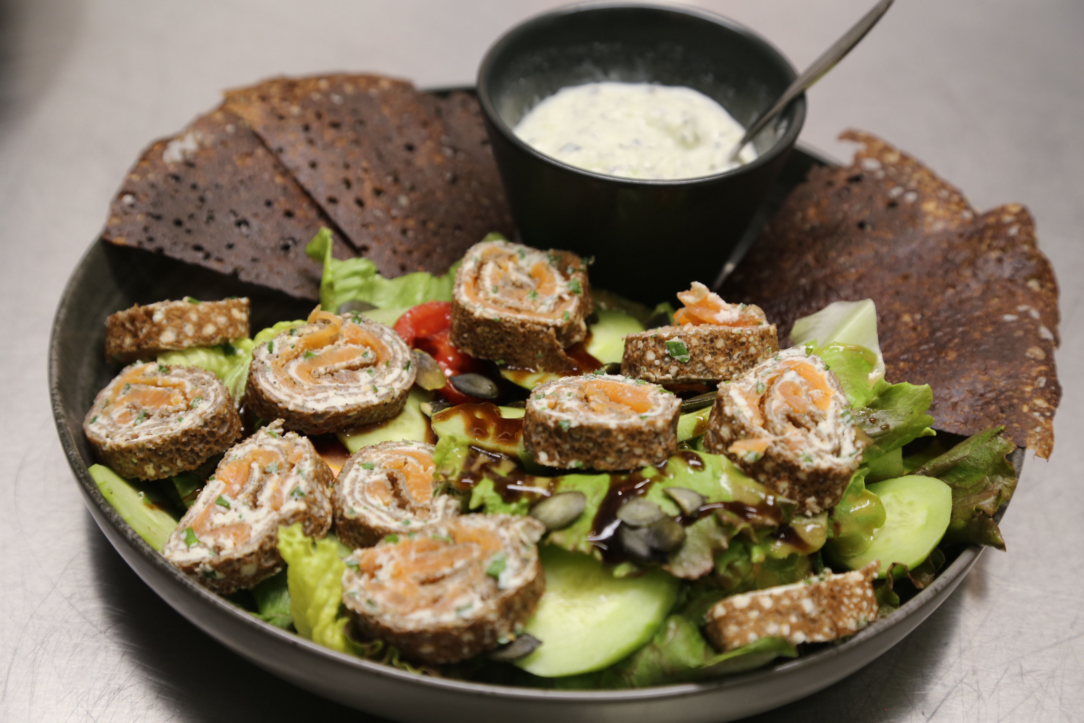 Salade repas truite fumée tzatziki concombre menthe
