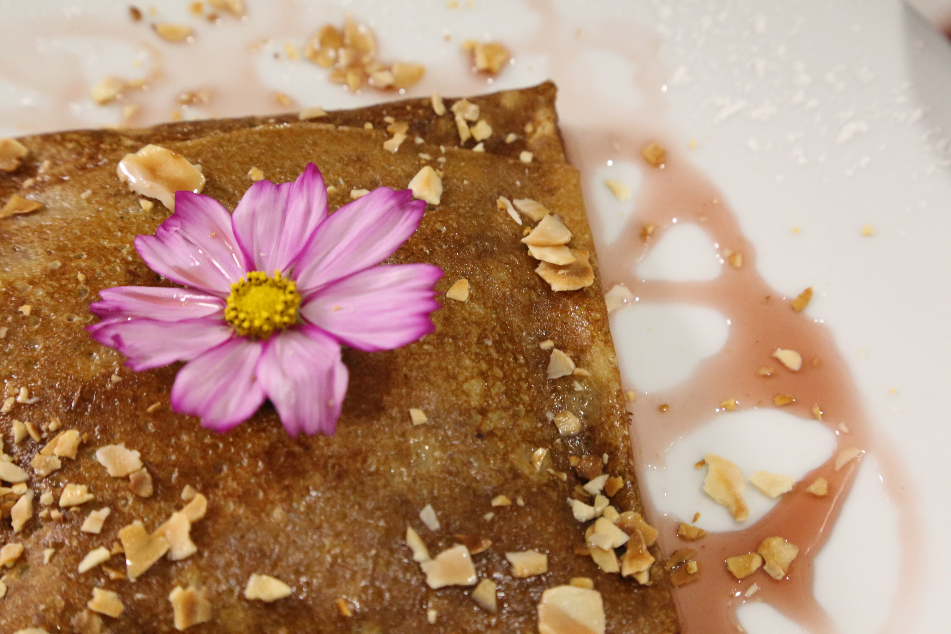Reine de Fougerolles et fleur cosmos
